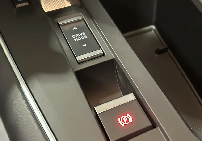 Gros plan sur la console centrale du Citroën C5 Aircross gris platinium, avec bouton Drive Mode et frein à main électronique allumé.