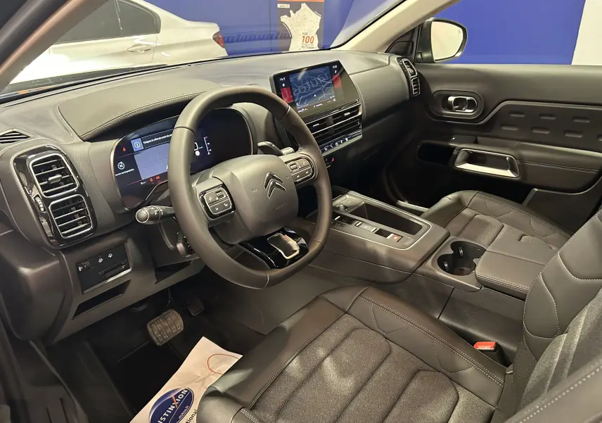 Intérieur avant droit du Citroën C5 Aircross gris platinium 2025 avec tableau de bord numérique et écran GPS tactile.