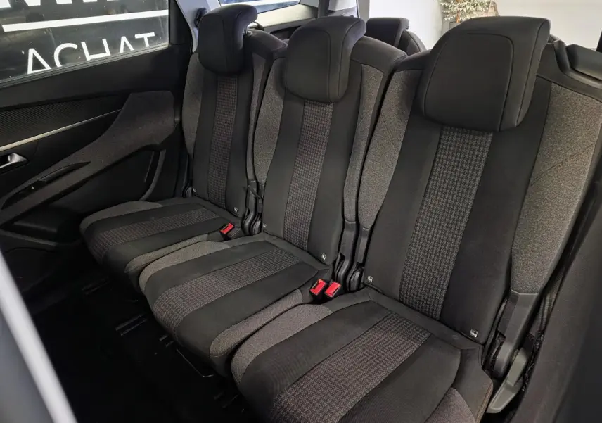 Vue rapprochée des trois sièges arrière indépendants gris et noirs du Peugeot 5008 Active 2020, version 7 places.