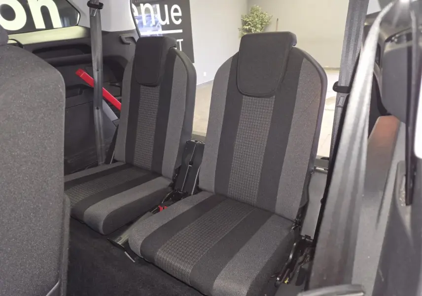 Vue rapprochée des sièges arrière indépendants en tissu gris du Peugeot 5008 2020, version 7 places.