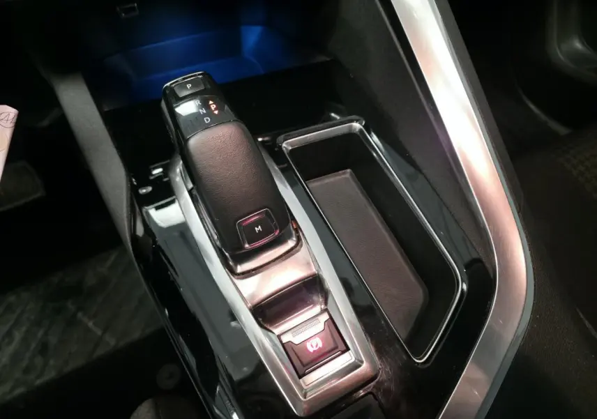 Le levier de vitesse automatique noir et chrome du Peugeot 5008 2020 en gros plan sur la console centrale.