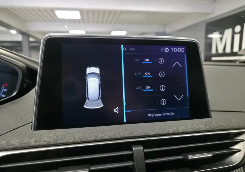 Écran tactile du tableau de bord du Peugeot 5008 2020 affichant les réglages véhicule en intérieur.