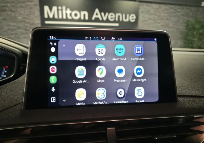 Écran tactile central du Peugeot 5008 gris de 2020 affichant des applications connectées, vue intérieure frontale.