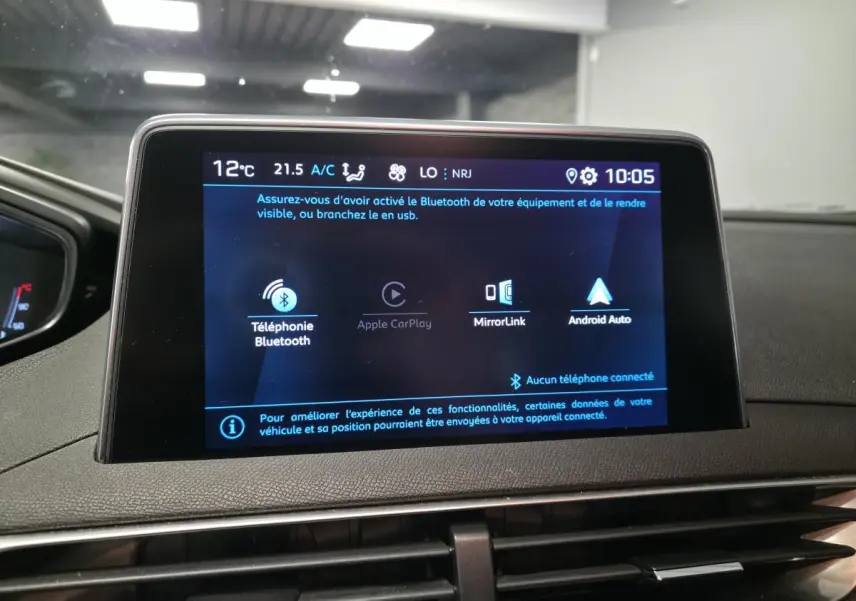 Écran tactile central du tableau de bord du Peugeot 5008 2020 affichant les options Bluetooth et MirrorLink.