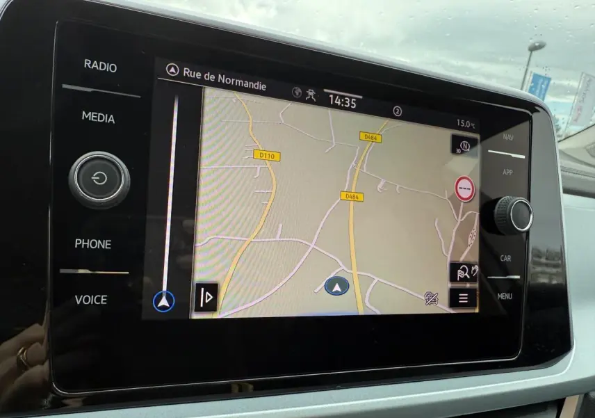 Écran tactile du système de navigation Discover Media dans un Volkswagen T-Roc 2025 argent Pyrite métallisé.