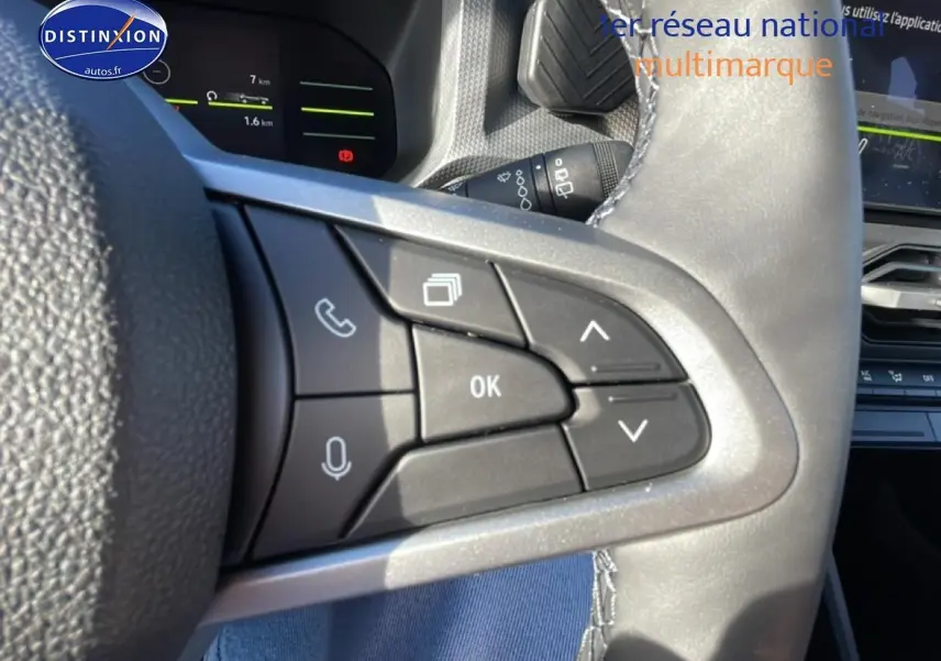 Gros plan sur les commandes multifonctions du volant côté gauche du Dacia Duster noir 2026, intérieur moderne.