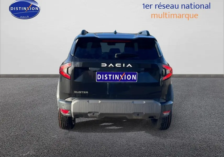 Vue arrière du Dacia Duster noir 2026 avec barres de toit et feux arrière LED distinctifs.