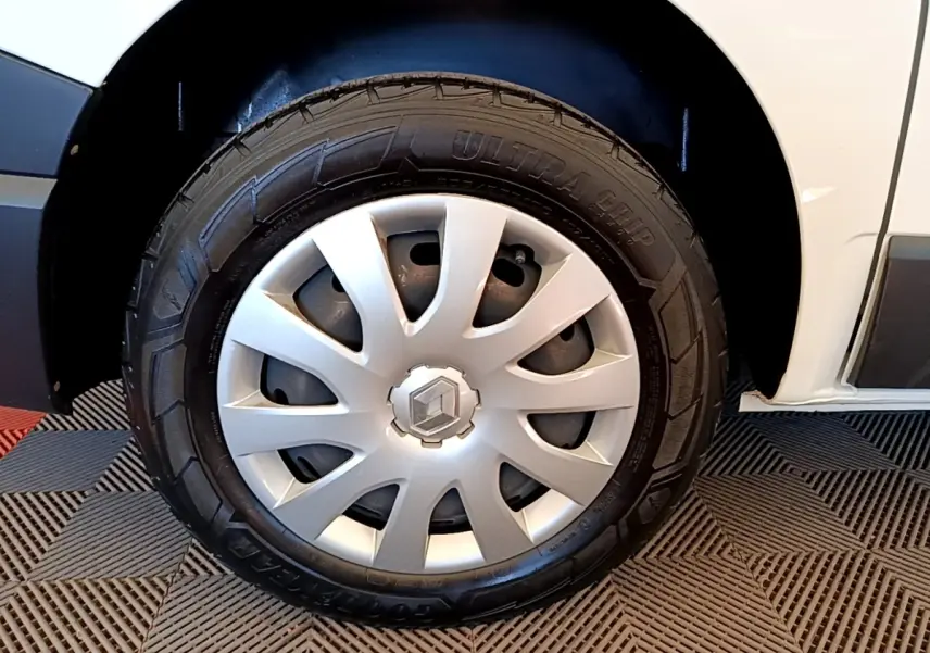 Gros plan sur la roue avant droite blanche du Renault Trafic Fourgon L1H1 1200 Confort 2021 avec enjoliveur argenté.