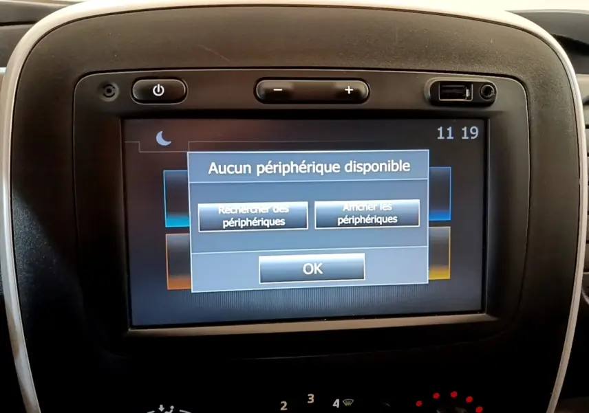 Écran tactile central du Renault Trafic Fourgon L1H1 2021 affichant un message "Aucun périphérique disponible".