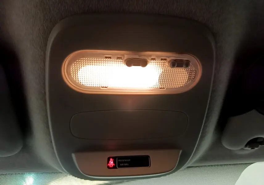 Plafonnier intérieur allumé du Renault Trafic Fourgon blanc, vue en contre-plongée sur la console de toit.