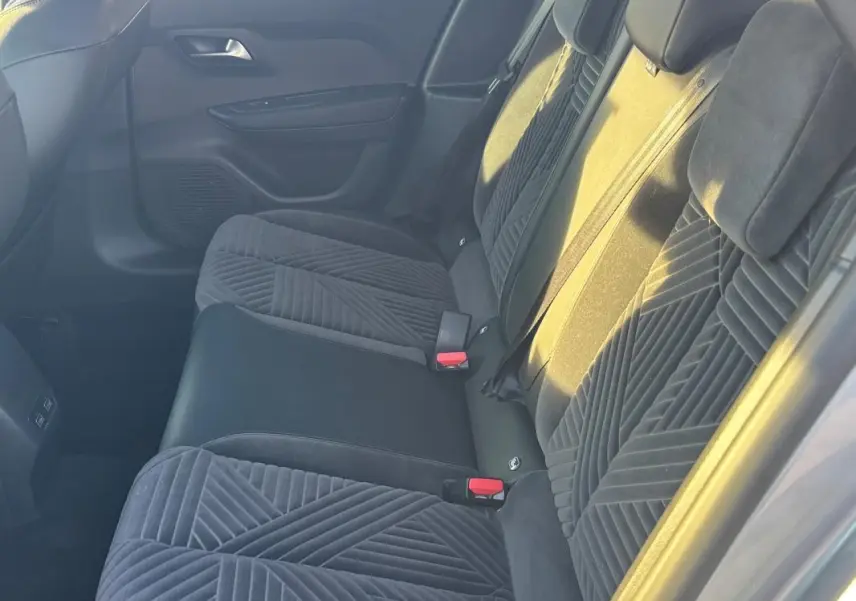Vue latérale intérieure des sièges arrière en tissu gris avec motifs géométriques de la Lancia Ypsilon 2025.