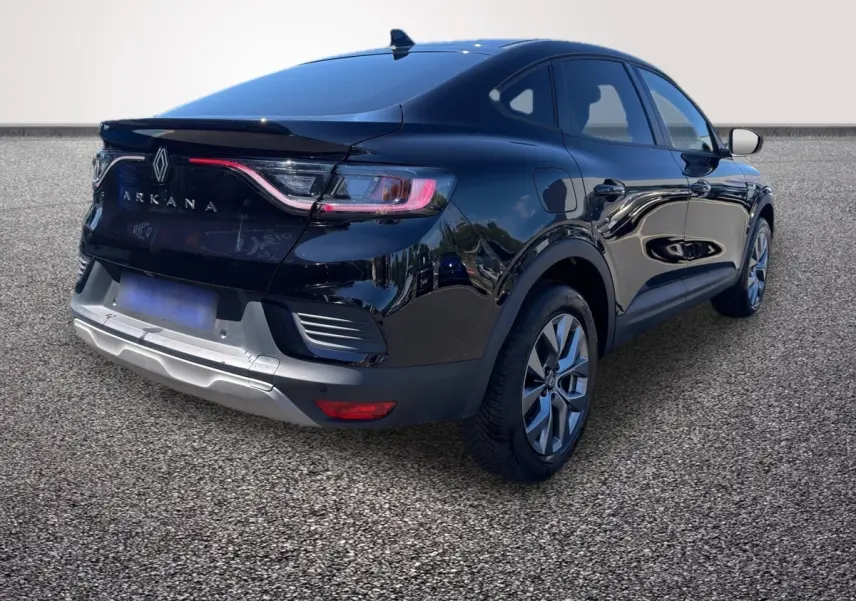 Vue 3/4 arrière droite d’un Renault Arkana noir brillant avec feux LED et jantes alliage.