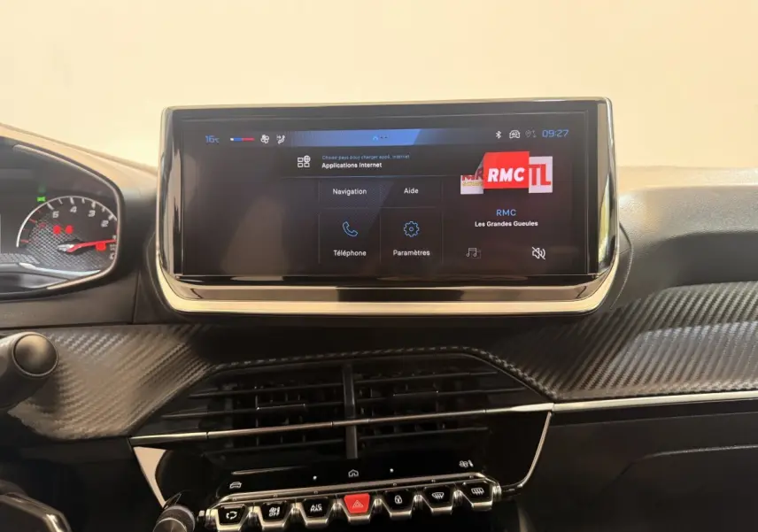 Vue rapprochée du tableau de bord de la Peugeot 208 2025, écran tactile central 7 pouces avec interface multimédia active.