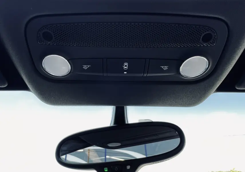 Vue intérieure du plafonnier et du rétroviseur central de l'Audi TT RS Roadster blanc de 2009.