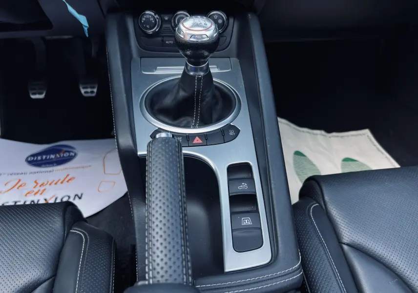 Gros plan sur la console centrale de l'Audi TT RS Roadster 2009 avec levier de vitesse manuel et frein à main cuir noir.