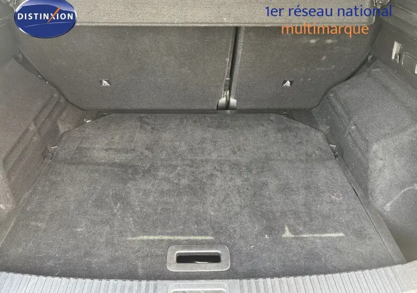 Coffre spacieux et propre du Renault Austral gris schiste, vue intérieure arrière avec plancher plat et banquette rabattue.