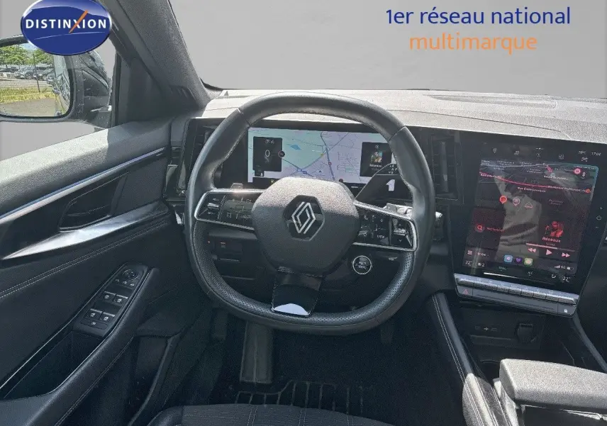 Vue intérieure du tableau de bord et volant du Renault Austral gris schiste, avec écran tactile et affichage numérique.