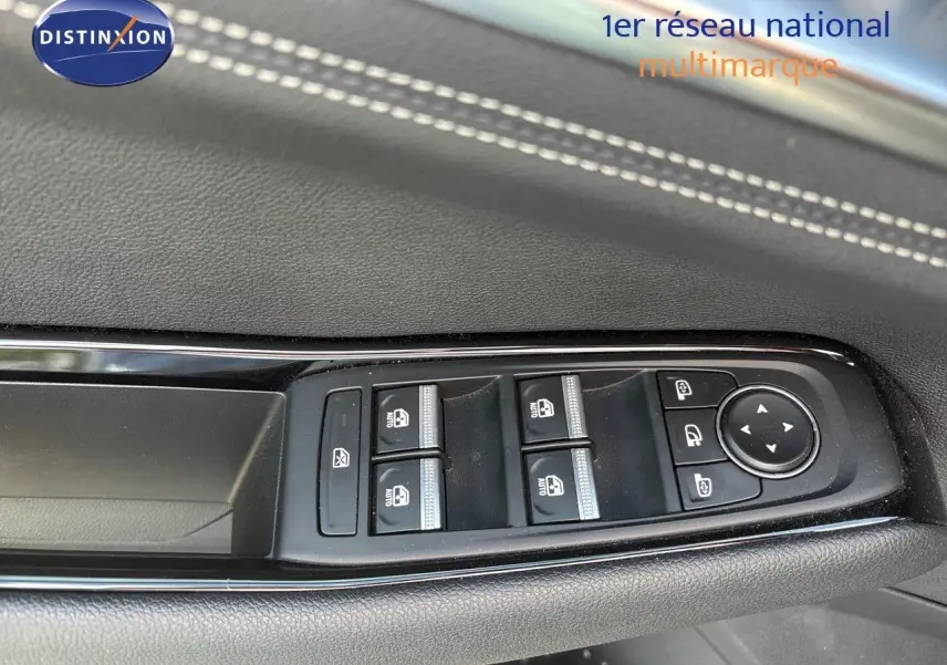 Gros plan sur les commandes de lève-vitres et rétroviseurs côté gauche d'un Renault Austral gris schiste 2024.