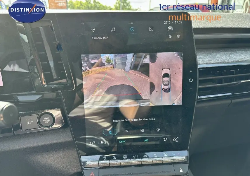 Écran central du Renault Austral gris schiste montrant la caméra 360° avec vue arrière et vue du dessus du véhicule.
