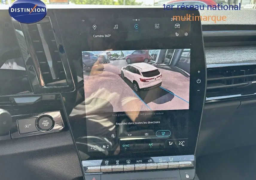 Écran central du Renault Austral 2024 montrant la caméra 360° avec vue 3/4 arrière virtuelle du véhicule.