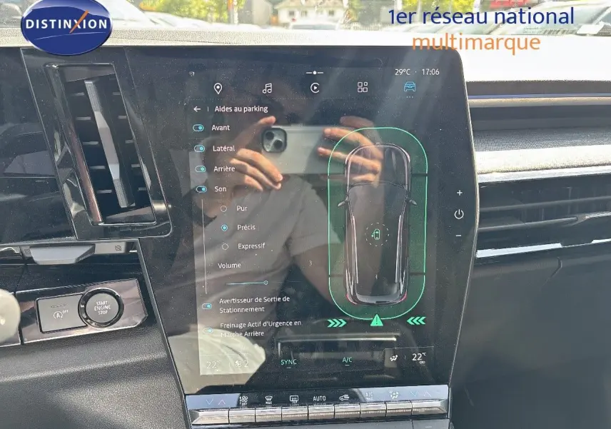 Écran tactile central du tableau de bord du Renault Austral gris schiste, affichant l'aide au parking et la climatisation.