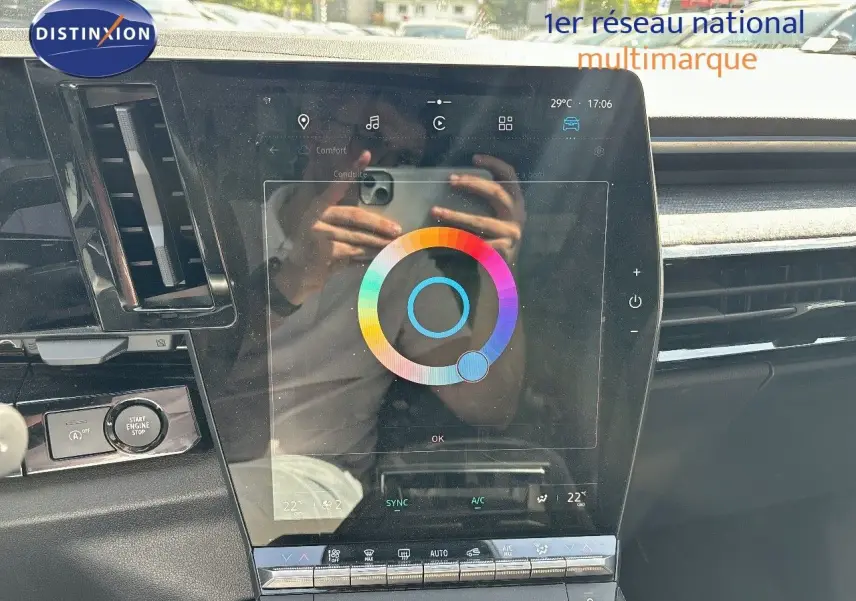 Écran tactile central du tableau de bord du Renault Austral gris schiste, avec commandes climatisation visibles.