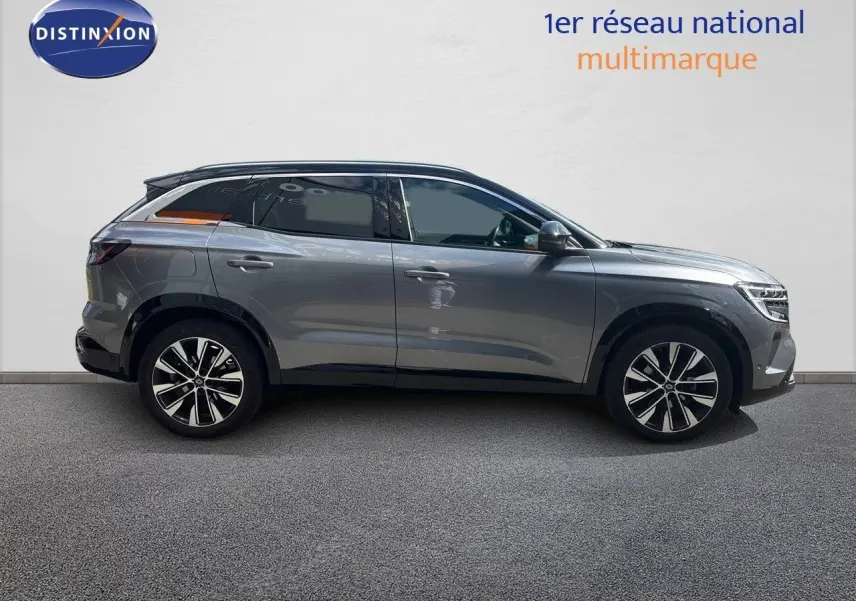 Profil côté gauche du Renault Austral gris schiste métal 2024 avec jantes alliage bicolores et vitres teintées.