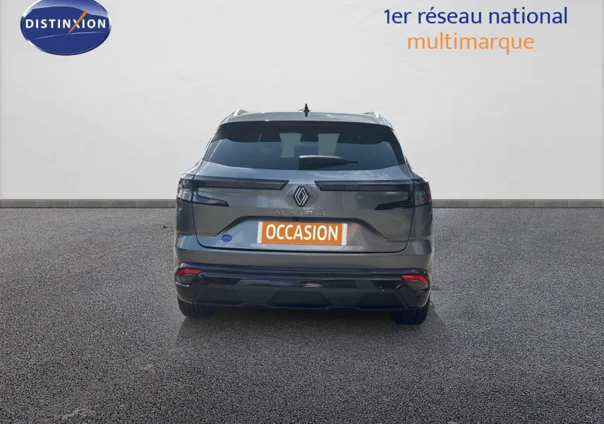 Vue arrière d'un Renault Austral gris schiste métal 2024 avec plaque "OCCASION" sur fond neutre.