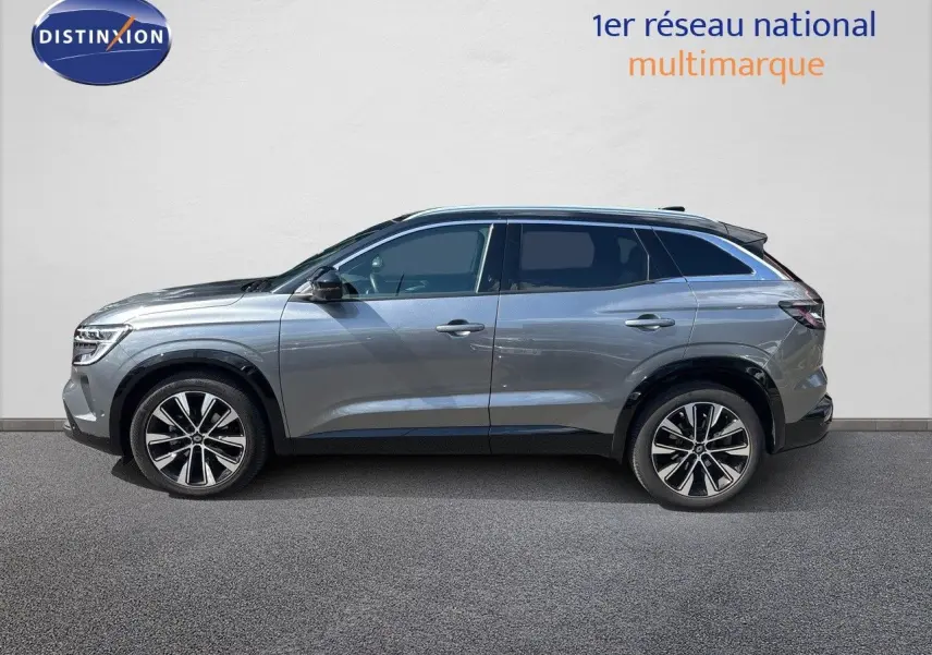 Profil droit du Renault Austral gris schiste métallisé avec jantes alliage bicolores et lignes épurées.