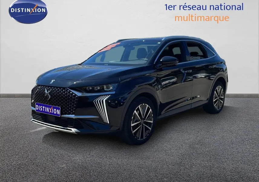 DS7 BlueHDi 130ch Opera noir métal en 3/4 avant droit, avec calandre distinctive et jantes bi-ton.