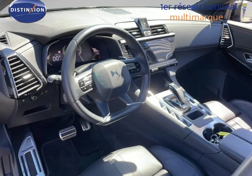 Intérieur noir cuir du DS7 BlueHDi 130ch 2024, vue côté conducteur sur volant et console centrale moderne.