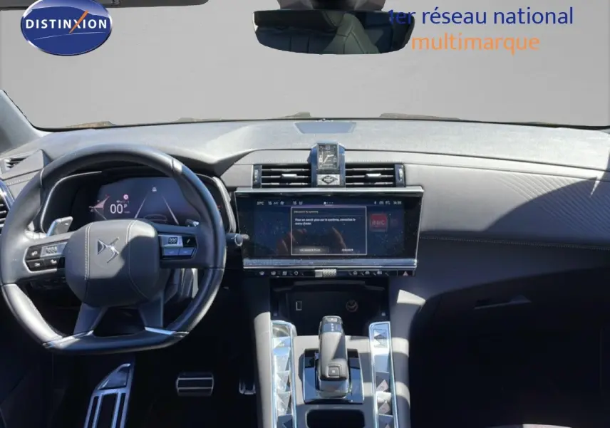 Vue intérieure du tableau de bord et volant du DS7 2024 noir métal, avec écran tactile central et console moderne.