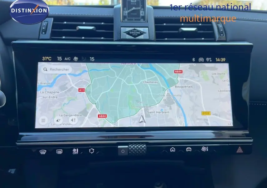 Vue intérieure du tableau de bord du DS7 2024 noir métal, écran tactile affichant la navigation GPS.