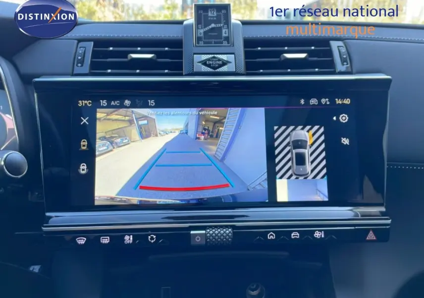 Écran tactile central du DS7 2024 noir métal montrant la caméra de recul et l'affichage 360° intérieur.