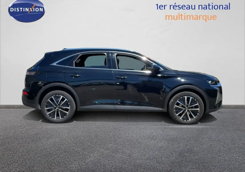 Profil côté gauche du SUV DS7 2024 noir métal avec jantes alliage et lignes épurées sur fond clair.