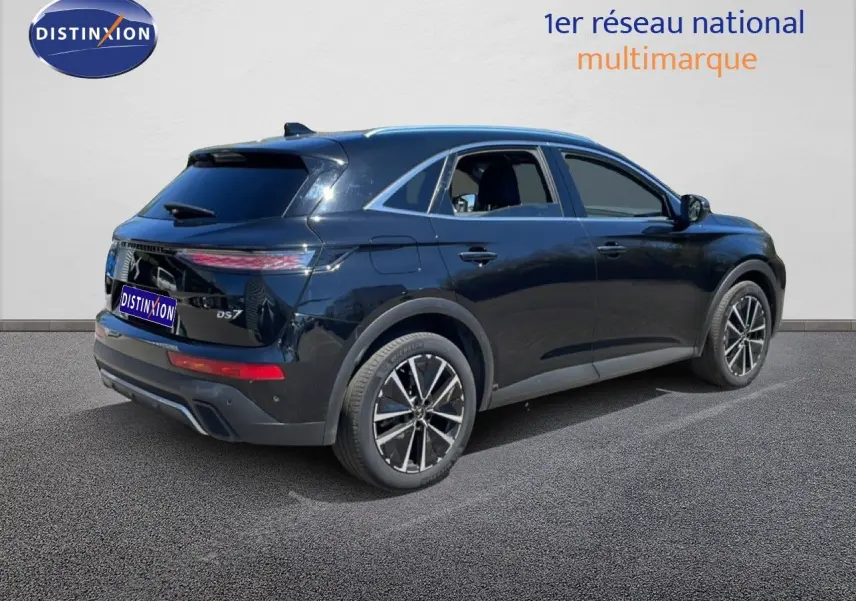 DS7 BlueHDi 130ch Opera noir métal vu en 3/4 arrière droit, avec jantes alliage et feux arrière LED fins.