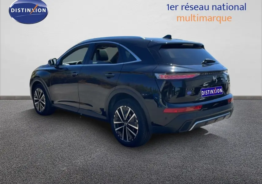 DS7 BlueHDi 130ch noir métal en 3/4 arrière droit, soulignant ses feux LED et jantes alliage bicolores.