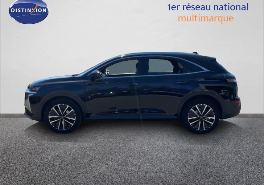 Vue de profil côté gauche d'un DS7 2024 noir métal, soulignant ses jantes alliage et sa silhouette élégante.