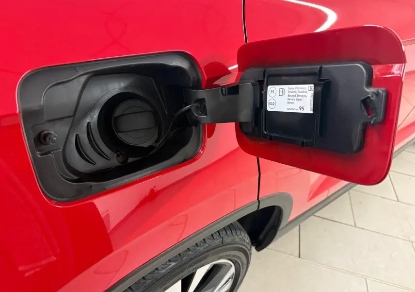 Détail de la trappe à carburant ouverte côté gauche d’un SEAT Ateca Rouge Velvet 2024 avec peinture métallisée.