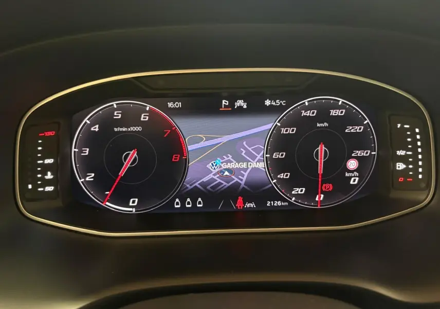 Tableau de bord numérique du SEAT Ateca 2024 affichant compte-tours, vitesse, navigation et température extérieure.
