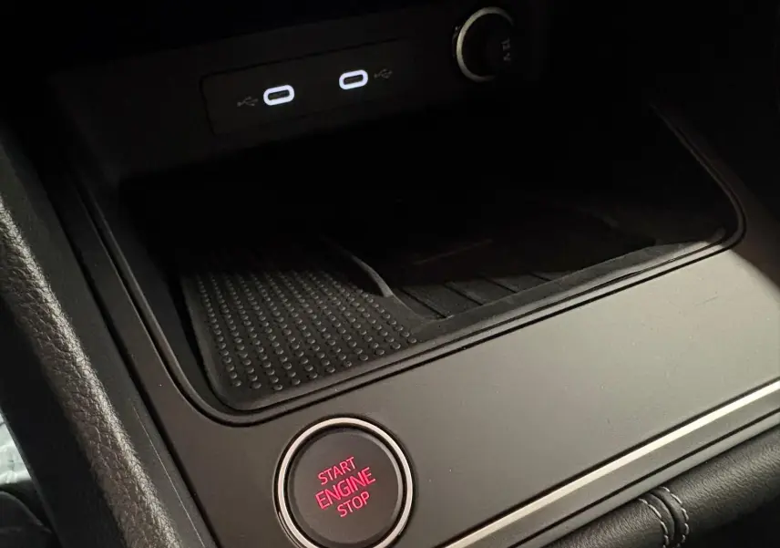 Gros plan sur le bouton Start Engine Stop et les ports USB dans la console centrale d’un SEAT Ateca 2024.