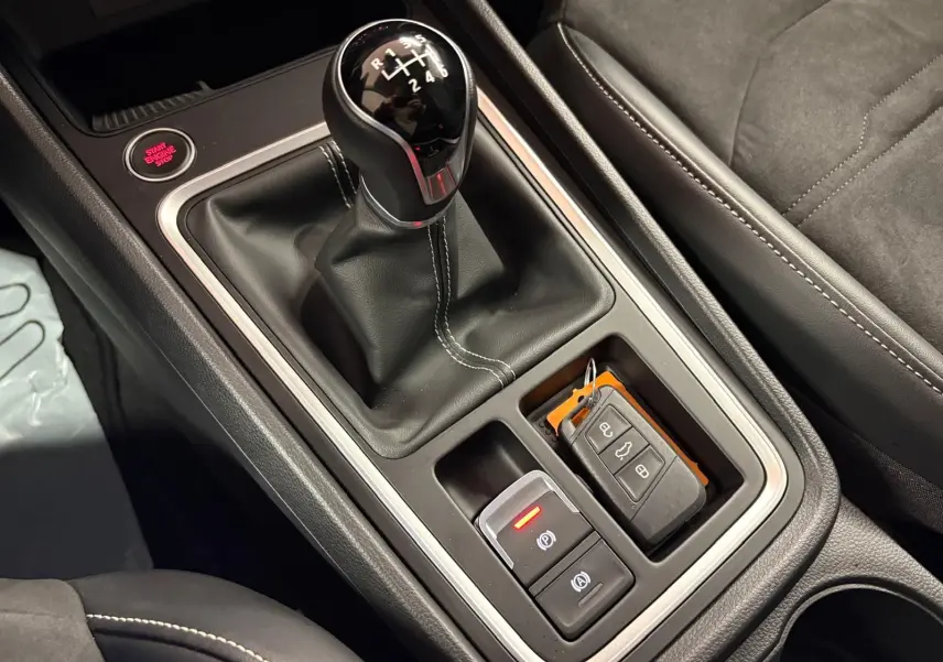 Vue rapprochée de la console centrale du SEAT Ateca 2024 avec levier de vitesse manuel et clé noire posée.