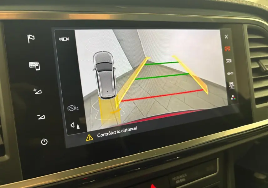 Écran de caméra de recul du SEAT Ateca Rouge Velvet montrant les lignes de guidage colorées en intérieur.