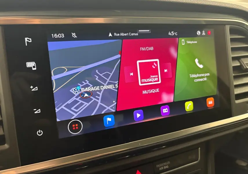 Écran tactile central du tableau de bord du SEAT Ateca 2024 affichant navigation, radio et téléphone.