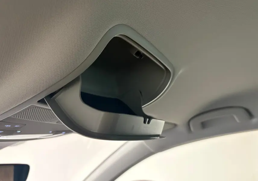 Détail du rangement plafond ouvert dans l'habitacle du SEAT Ateca Rouge Velvet 2024, vue intérieure côté conducteur.