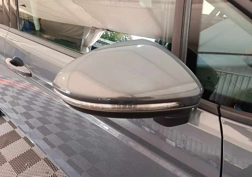 Rétroviseur droit gris clair avec clignotant intégré sur Volkswagen Touran 2024, vue rapprochée côté droit.