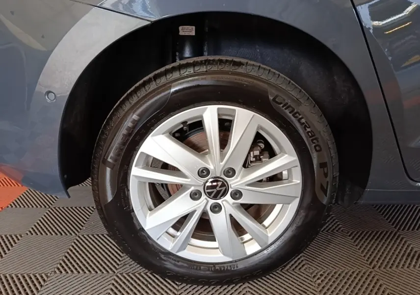 Gros plan sur la roue avant gauche gris clair du Volkswagen Touran 2024 avec jante alliage et pneu Pirelli Cinturato P7.