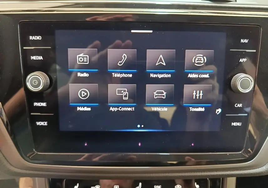 Écran tactile central du Volkswagen Touran 2024 affichant les options Radio, Navigation et Aides à la conduite.