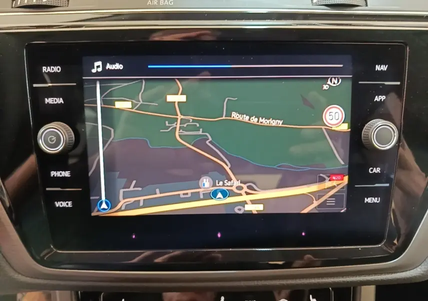 Écran tactile central du Volkswagen Touran 2024 affichant la navigation avec carte et options multimédia.