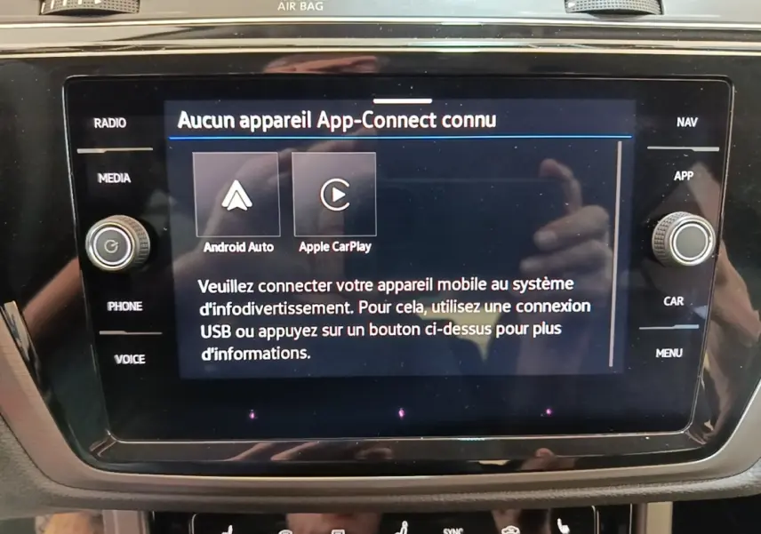 Écran tactile central du tableau de bord du Volkswagen Touran 2024 avec interface App-Connect en mode attente.
